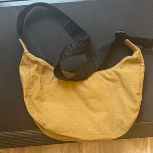 BAGGU Tan medium crescent Bag with Black Strap